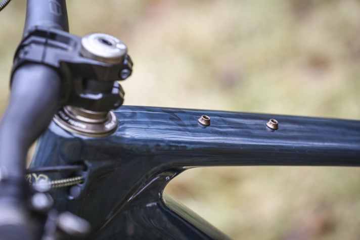 Salsa relies on a particularly light carbon construction for the Spearfish. 11.2 kilos is an impressive weight in this suspension travel class.