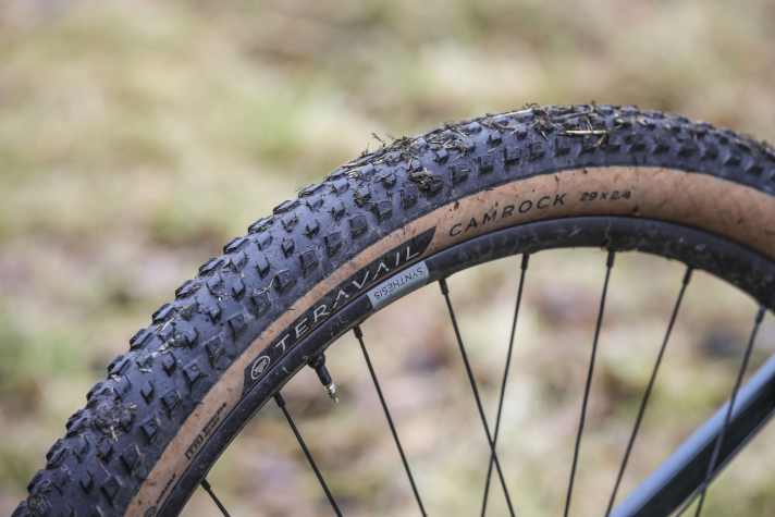 The Teravail Camrock tyres were not convincing either in terms of smooth running or grip in the German winter.