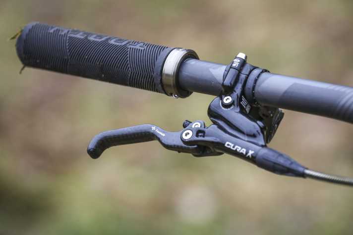 Die Formula Cura X spart mit ihren Carbonhebeln einige Gramm, ist für den Trail-Einsatz aber zu schwach auf der Brust.