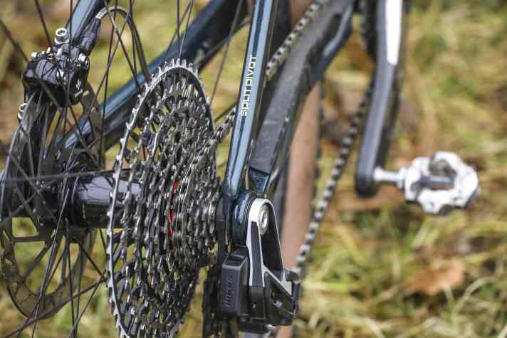 Instead of a flex pivot, the Salsa Spearfish has a split pivot with a pivot point at the height of the rear wheel axle.