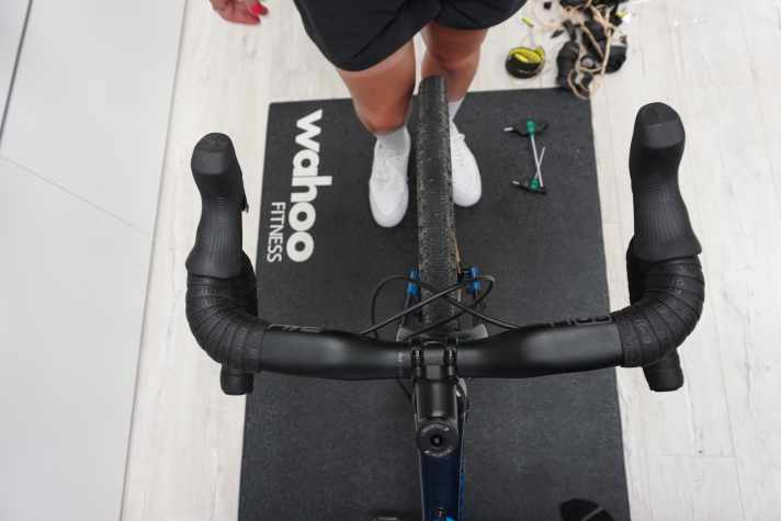 Tout est droit ? Uli vérifie d'un œil expert que la selle et le guidon sont bien réglés.