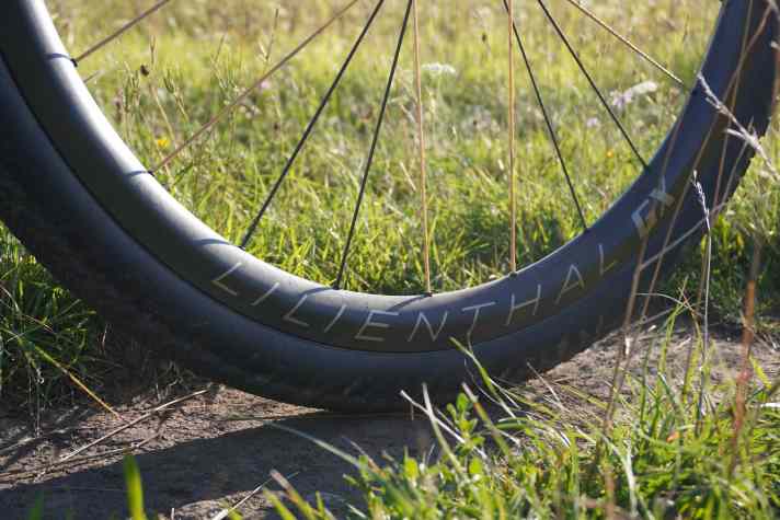 Carbon rims from Lilienthal are paired with textile spokes from PiRope that are colour-coordinated with the decals.