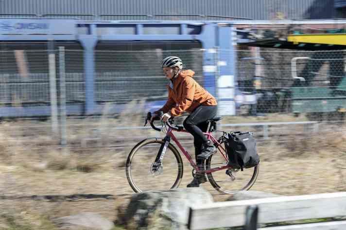 bike/sandra-commuting-3-dic-master_7ae0580d97961b805576598a18d486f8-ruZ6gGYs