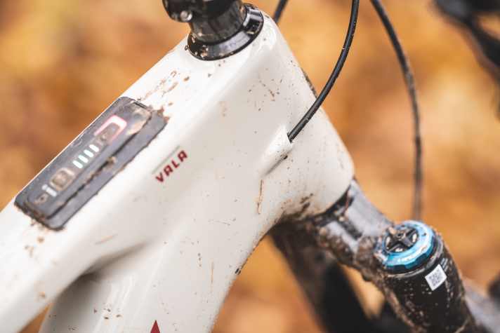 Screwdrivers are delighted with the tidy, conventional internal routing of cables and pulls.