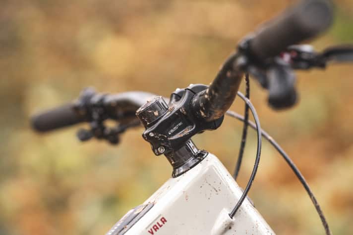 With a high stack value and riser handlebar, the front of the Santa Cruz Vala is built high.