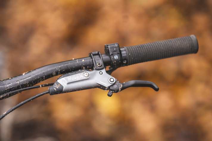 Mit kräftigen Sram-Bremsen im Stealth-Standard und Schwalbe Radial-Reifen nimmt das Santa Cruz Vala GX AXS gleich zwei positive Ausstattungstrends auf.