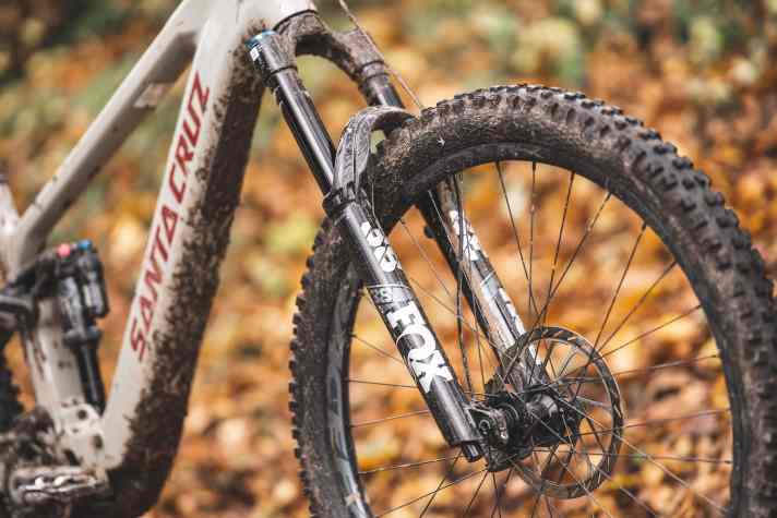 At the front of the Santa Cruz Vala GX AXS is a Fox 38 suspension fork with high stiffness and 160 millimetres of travel.