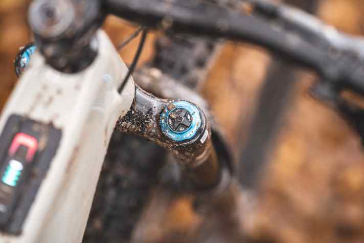 The fork and shock from the Fox Performance Elite series offer the same good adjustment options as the top models.