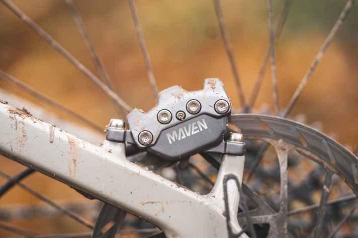 The Sram Maven is one of the most powerful brakes on the market and reliably brings the Santa Cruz Vala GX AXS to a halt at all times.