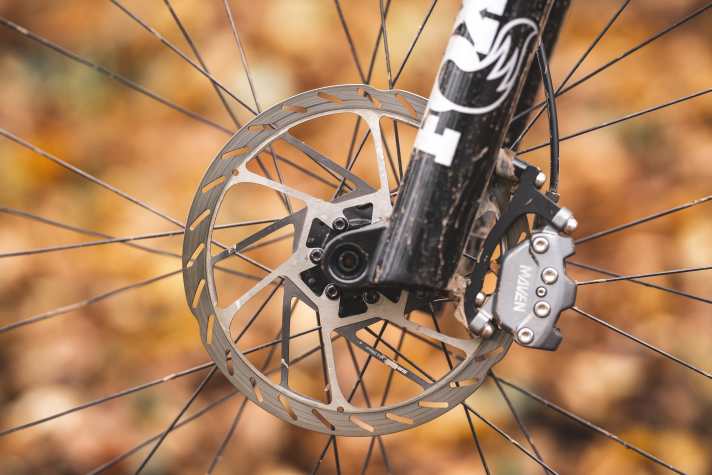 Thick and large brake discs from Sram prevent heat problems even on long descents.