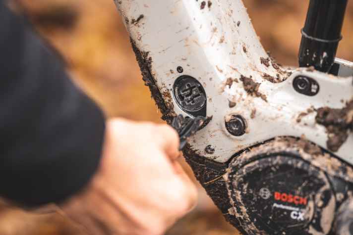 The battery of the Santa Cruz Vala is permanently installed and can only be charged via this charging socket.