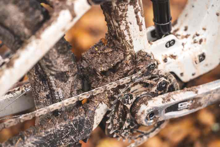 A mini mudguard is designed to keep the rear bearings of the E-Fully fresh for a long time. The small part had a lot to do in muddy test conditions.