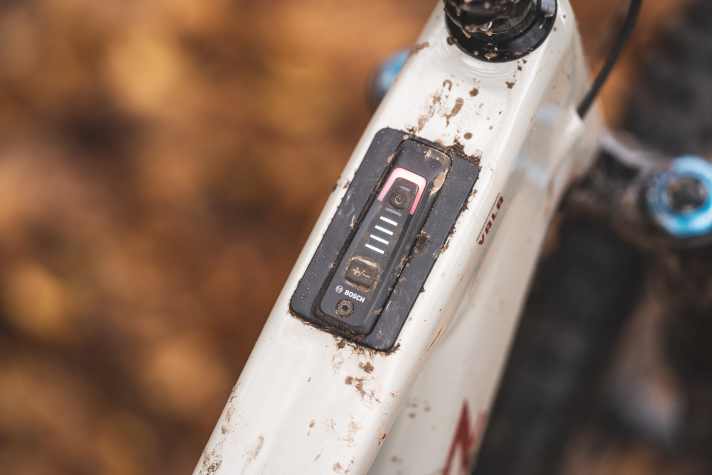 The new Bosch system works extremely harmoniously and suits the Santa Cruz Vala well. The charge level indicator is integrated into the top tube.