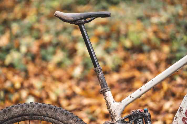 The One Up dropper post with 210 millimetres of travel creates space for radical riding manoeuvres.