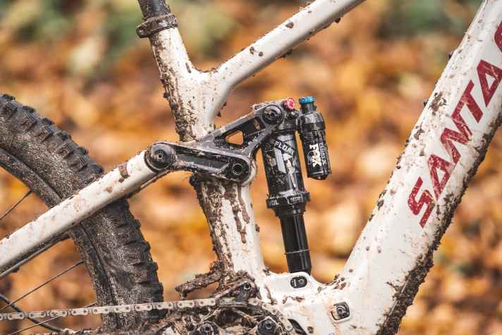 Instead of lying in the VPP system, as on the previous Santa Cruz e-bikes, the Fox shock is now positioned upright in the carbon frame of the Vala.