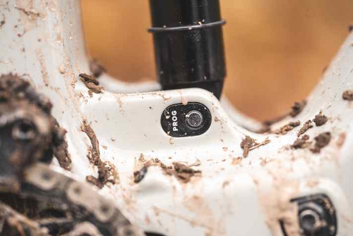 The progression of the rear suspension can be adjusted via this flip chip. Even in the low setting, however, we found the suspension of the Santa Cruz Vala to be noticeably progressive.