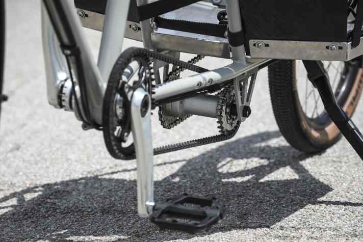 The combined drive with chain and belt is also unique. The side change will no longer be available in the series model.