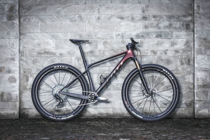 Spearhead of the new Scott Scale RC family for 2023: The 14000 euro SL version with Silverton SL carbon wheels, Trickstuff Piccola brakes and Sram power meter. 