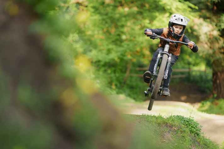 Parents are happy when their offspring are well protected during their first jumps.