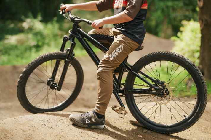 Zur Jugend-Kollektion 2024 von Leatt gehört auch eine große Auswahl an lässigen Bike-Hosen.