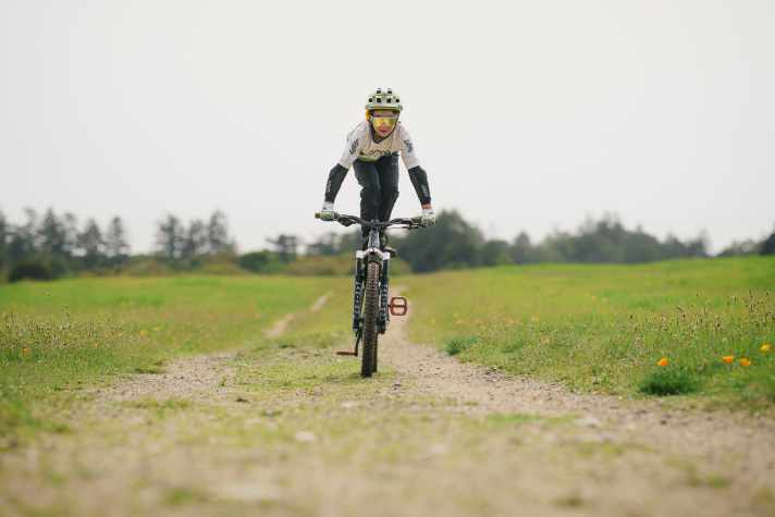 Es muss mit Kindern nicht der Bikepark sein. Mit kreativen Ideen wird auch der Feldweg zum Spielplatz.