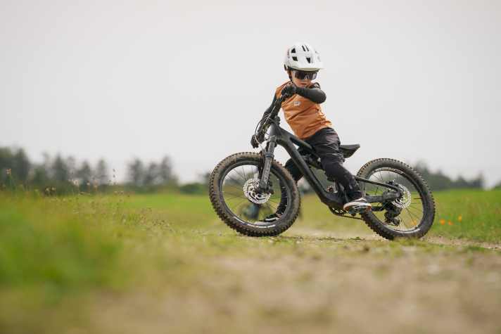 Almost every manufacturer now offers mountain bikes for young shredders. There are plenty of exciting hardtails and fullys for young bikers on the market.