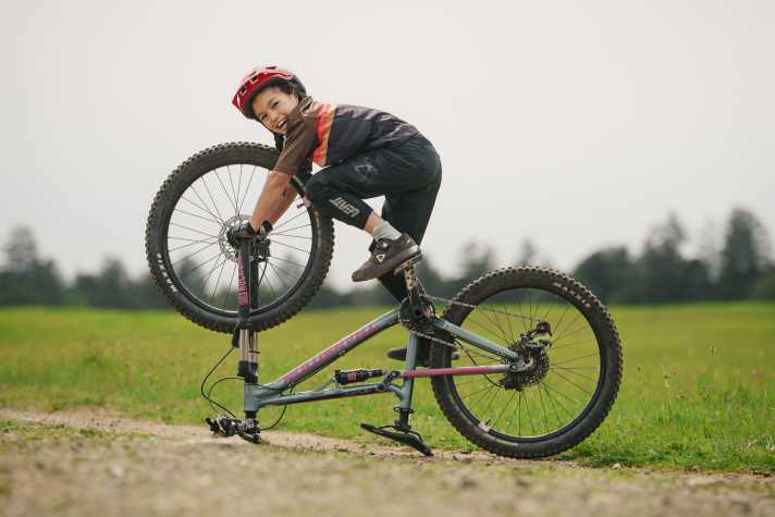 Playfulness and nonsense are part and parcel of biking with children. Children's protectors help to prevent injuries.