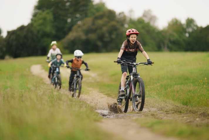 Besonders spaßig: MTB-Erlebnisse mit anderen Kindern oder Jugendlichen zu teilen.