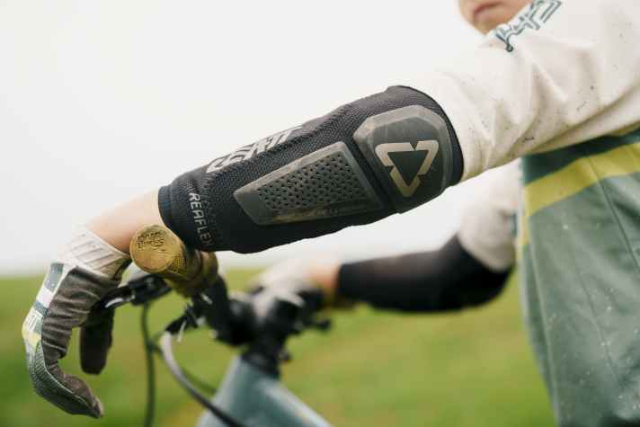 The elbow is often involved in falls when biking. Protectors from Leatt provide the necessary protection.