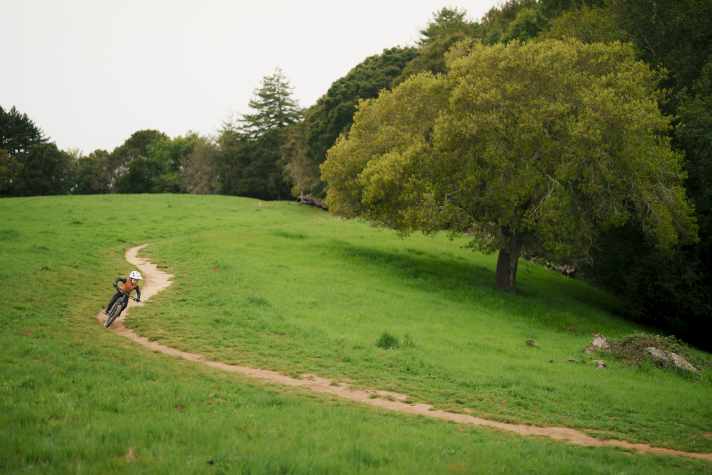 Kinder lieben rasante Trailabfahrten und wollen sich nicht von schlecht sitzenden Protektoren einengen lassen.