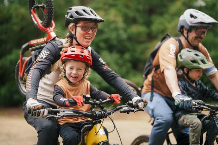 Happy Kids, happy Eltern: Im Idealfall hat bei der Mountainbike-Tour die ganze Familie Spaß.