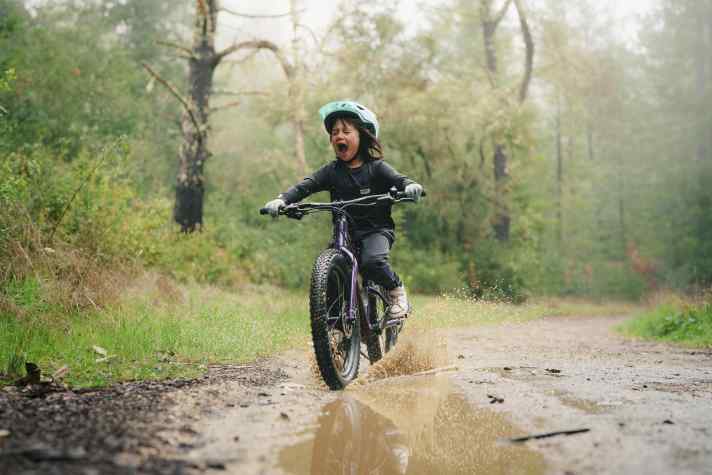 A trip in the rain can be a memorable experience. With children, the focus should be on fun and reflection.