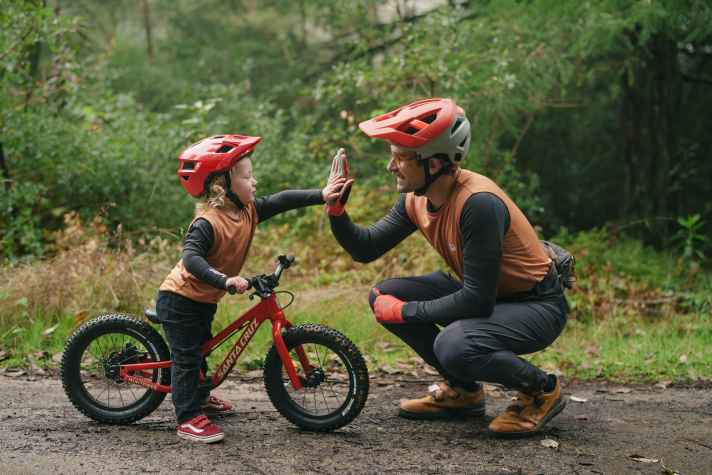 Kurze Nachbesprechung und dann ein High-Five von Papa: Um aus Erlebnissen wirksame Lernerfahrungen zu machen, braucht es die Reflexion.