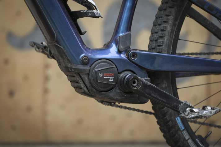 At a high cadence, the SX delivers plenty of punch for a light motor. The 400 watt-hour battery is permanently installed on the Cube.