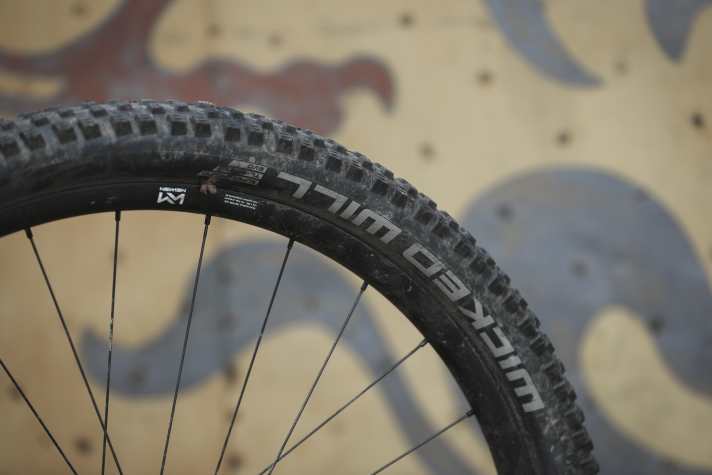 The Wicked Will with its thin Superground casing is light and rolls fast. However, the puncture protection on the Cube endurance tester leaves a lot to be desired.