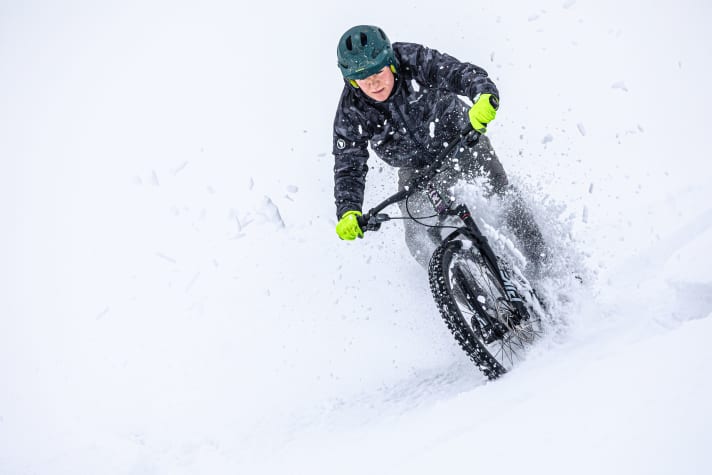 Powderbiken? Was bergab Spaß bringt, kostet bergauf viele Körner. Oder eben Akku. Tiefer Schnee strengt Mensch und Maschine an.