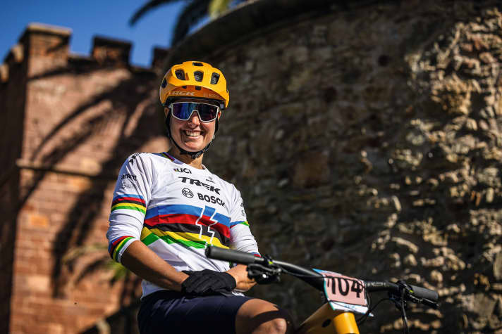 Steht ihr gut: Seit der WM in Glasgow darf Nathalie Schneitter wieder das Regenbogen-Trikot tragen. Dort wurde die Schweizerin dieses  Jahr zum zweiten Mal Weltmeisterin in der E-MTB-Disziplin.