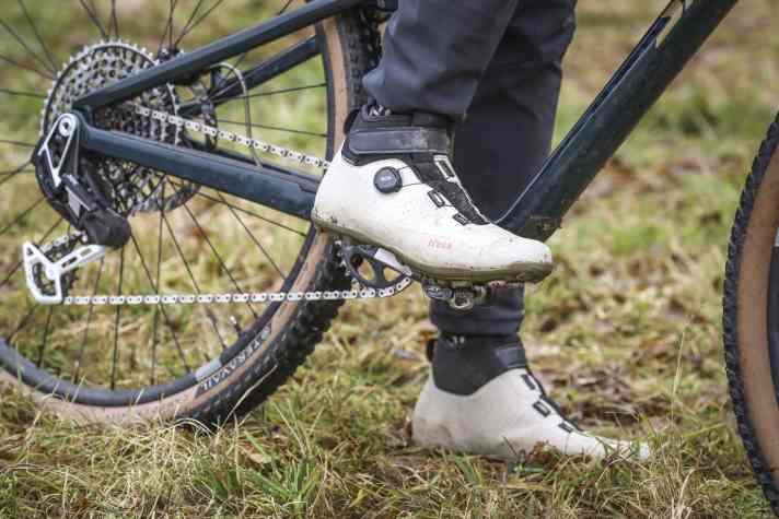 Der Fizik Terra Artica GTX richtet sich mit einem typisch italienisch-sportlichen Schnitt sowohl an Crosscountry-Mountainbiker als auch an Gravelbiker. Der Schaft dürfte am Übergang zur Hose länger ausfallen.