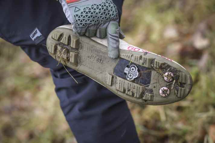 Große Gummi-Stollen sorgen dafür, dass man in den Fizik Terra Artica GTX Winterschuhen auch mal ein paar Meter laufen kann ohne abzurutschen.