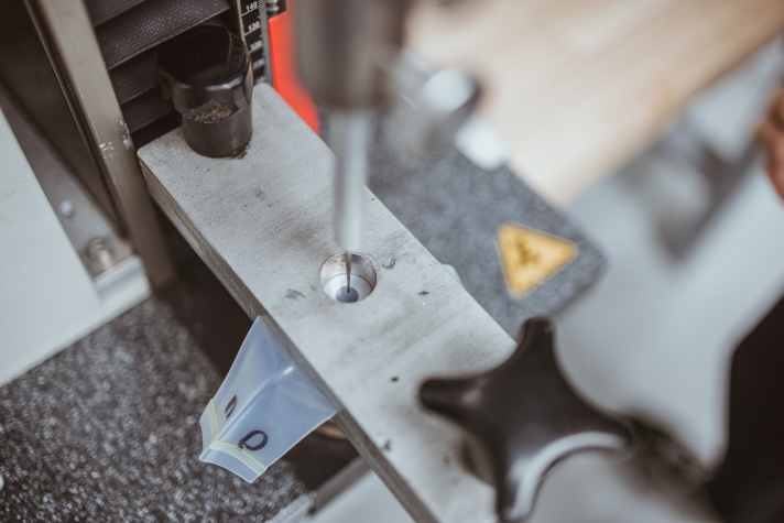 Bis er platzt: Der Prüfdorn drückt solange auf ein Stück Schlauch, bis das Material nachgibt. Hier zeigt das elastische TPU klare Vorteile