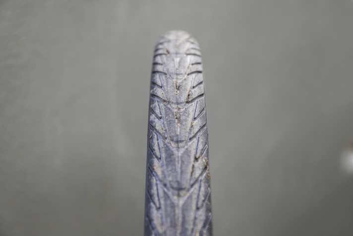 The flat centre profile is designed to minimise rolling resistance and smooth the ride.