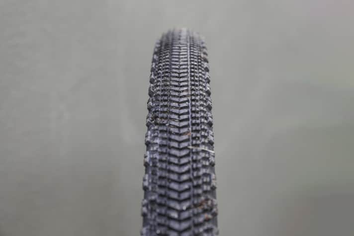 The dense tread pattern is designed to favour durability and rolling resistance. The fine blocks enable smooth transitions, but are not in their element on soft surfaces.