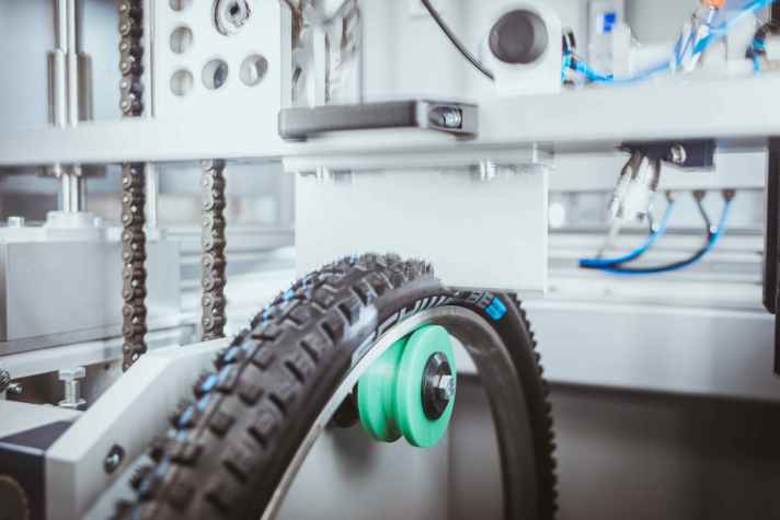 The puncture is simulated with a drop centre. The higher the drop axe goes until the tyre is flat, the better the puncture protection.