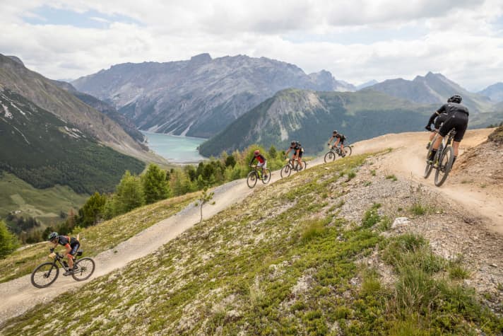 Carosello-3000 - downhill on the gravel track