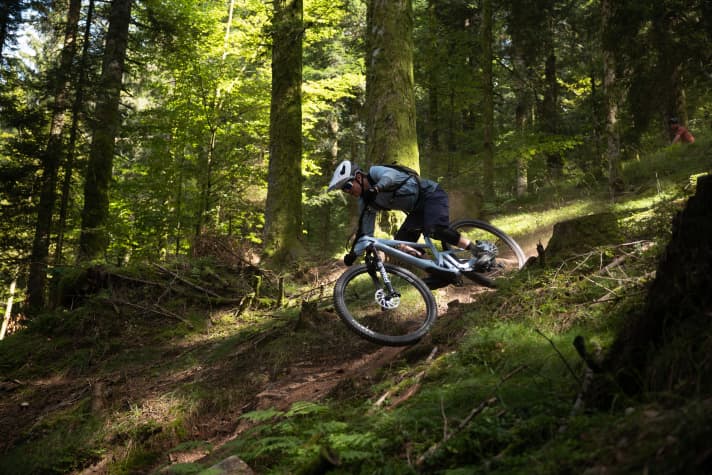Playfully shredding over the trails. That is the strength of the Scor 2030 trail bike.