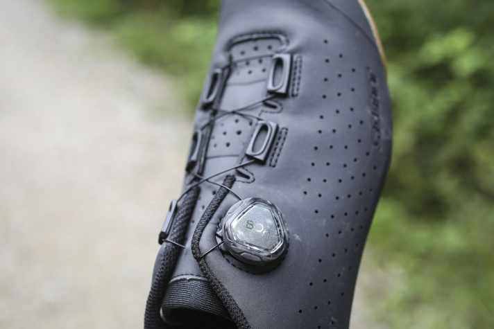 A single twist lock usually does not provide an optimal fit to the foot