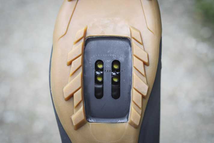 The rubber on the Scott is pleasantly grippy. Despite the narrow profile, you don't stand too unsteady in the shoe