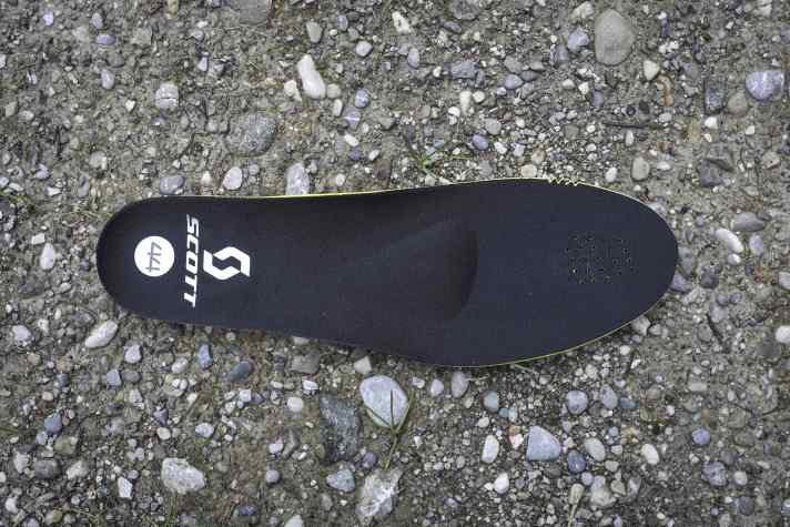 The insole is equipped with a light support for the arch of the foot - which feels quite comfortable