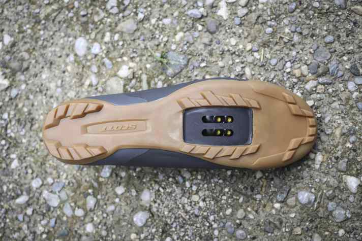 Im Labor liefert der Scott einen durchaus passablen Steifigkeitswert. In harten Antritten spürt man aber etwas Flex