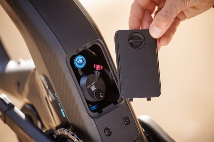 Der Nachteil der Dämpferintegration: Beim Set-up sind das Ventil und die Stellschrauben für die Zug- und Druckstufen-Dämpfung schwerer zu erreichen. Erst wenn man das Bike auf den Kopf stellt oder zur Seite kippt, kommt man gut an die Service-Luke unter dem Dämpfer.
